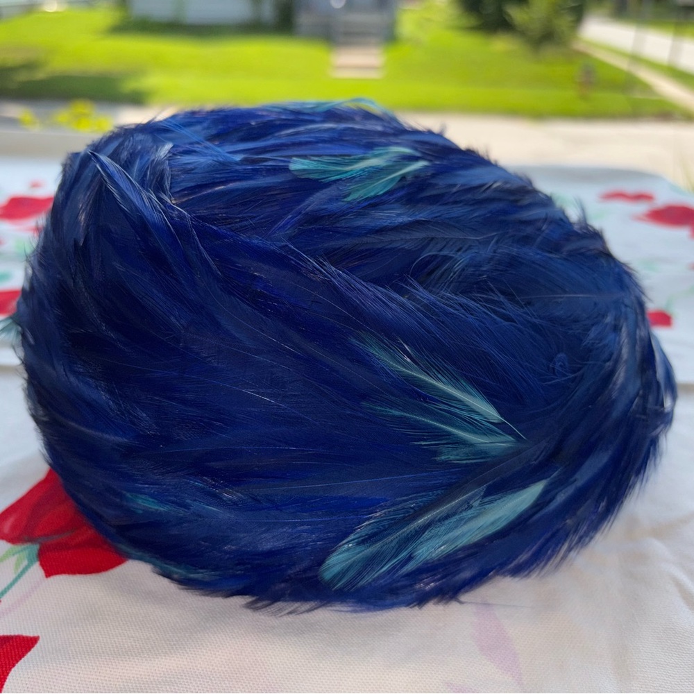 Vintage hat w/ royal blue/turquoise feathers & netting - Picture 4 of 13